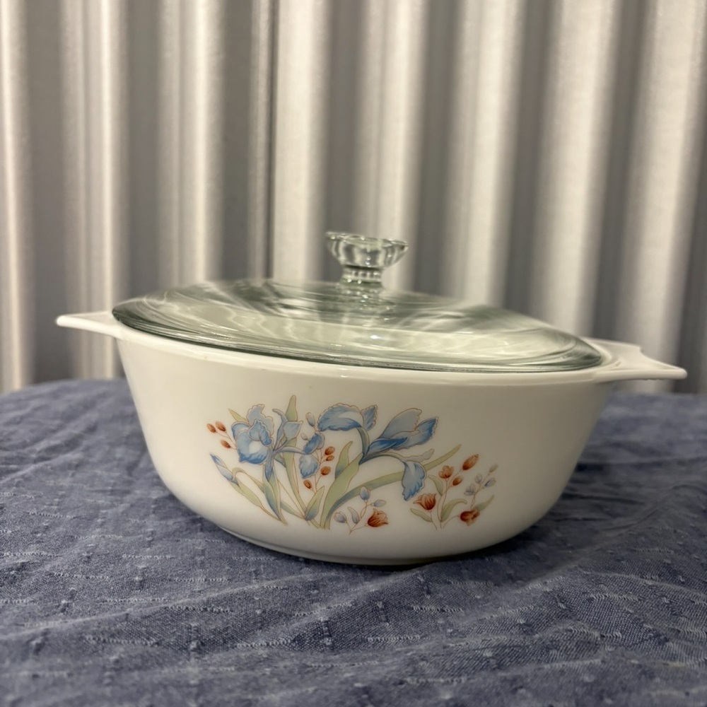 PYREX casserole dish with Blue Iris Pattern. - Picture 1 of 4